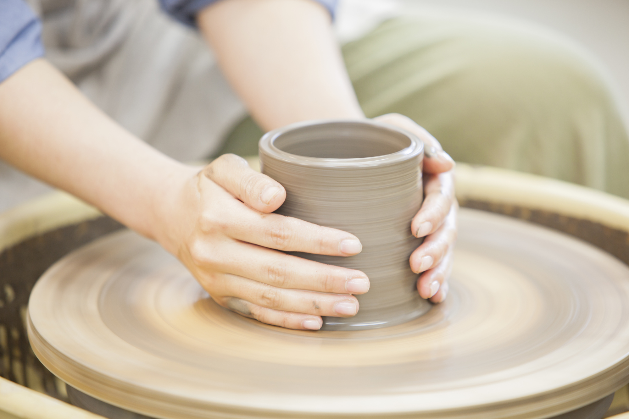 定年後の趣味探しに!初心者でも始められる陶芸の魅力と始め方【濱西慎一】
